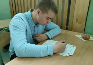 Uczeń rozwiązuje test.