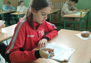 Uczennica rozwiązuje test.