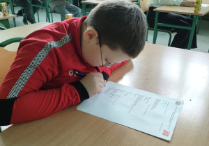 Uczeń rozwiązuje test.