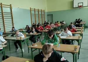 Uczniowie rozwiązują testy.