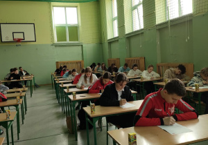 Uczniowie rozwiązują testy.