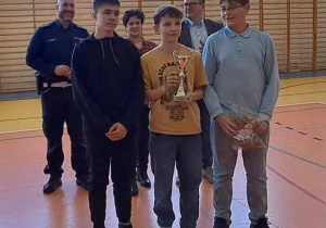 Uczniowie prezentują zdobyty puchar.