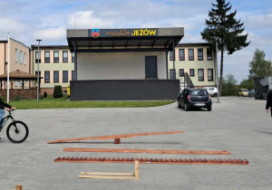 Uczeń wykonuje zadanie na rowerze.