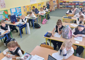 Uczniowie rozwiązują zadania z testu.