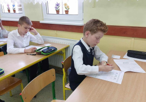 Uczniowie rozwiązują zadania z testu.