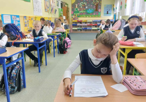 Uczniowie rozwiązują zadania z testu.