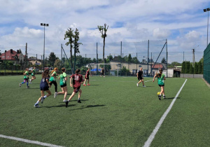 Dziewczęta grają w piłkę.