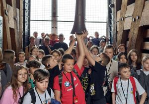 Pamiątkowe zdjęcie uczniów z wycieczki.