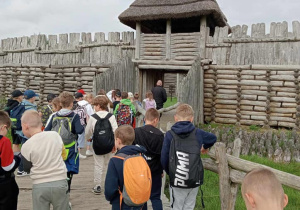 Pamiątkowe zdjęcie uczniów z wycieczki.