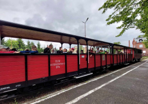 Pamiątkowe zdjęcie uczniów z wycieczki.
