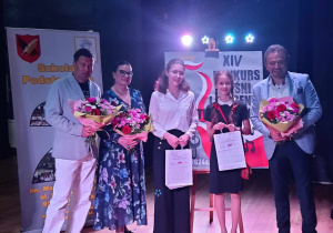 Pamiątkowe zdjęcie laureatki z organizatorami konkursu.