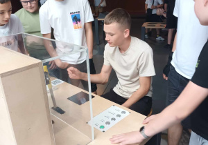 Pamiątkowe zdjęcie uczniów z wycieczki.