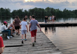 Pamiątkowe zdjęcie uczniów z wycieczki.