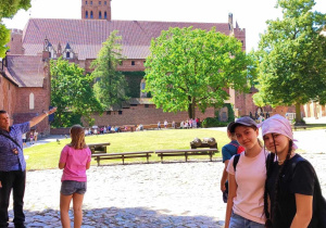Pamiątkowe zdjęcie uczniów z wycieczki.