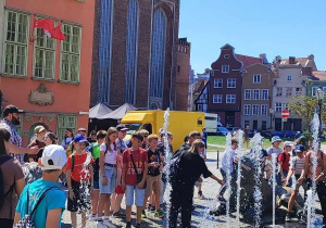 Pamiątkowe zdjęcie uczniów z wycieczki.
