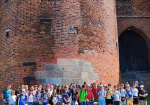 Pamiątkowe zdjęcie uczniów z wycieczki.