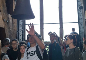 Pamiątkowe zdjęcie uczniów z wycieczki.