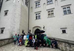 Pamiątkowe zdjęcie uczniów z wycieczki.