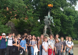 Pamiątkowe zdjęcie uczniów z wycieczki.