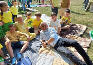 Pamiątkowe zdjęcie uczniów klasy 3a z Dyrektorem Szkoły.