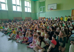 Uczniowie oglądają przedstawienie w wykonaniu uczniów z klas III