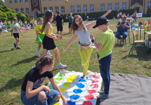 Pamiątkowe zdjęcie uczniów z Dnia Dziecka.