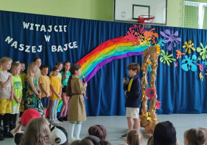 Dzieci biorą udział w przedstawieniu "Witajcie w naszej bajce"