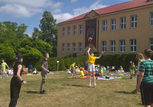 Pamiątkowe zdjęcie uczniów z Dnia Dziecka.