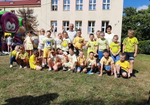 Pamiątkowe zdjęcie uczniów klasy 3a z Dyrektorem Szkoły.
