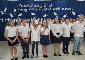 Uczniowie klas trzecich recytują wiersze.