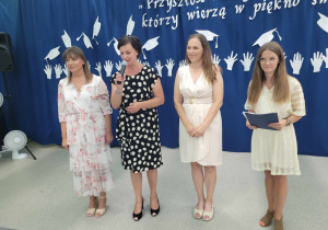 Wychowawczynie klas trzecich żegnają swoich uczniów.