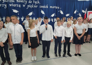Uczniowie klas trzecich recytują wiersze.