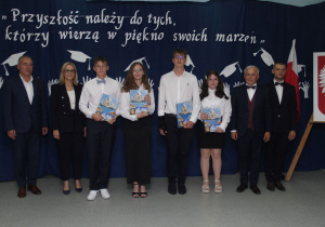 Pamiątkowe zdjęcie uczniów z Dyrektorami i przedstawicielami lokalnych władz.