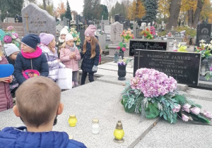 Uczniowie palą znicze na grobie wieloletniego dyrektora naszej szkoły Władysława Janusza