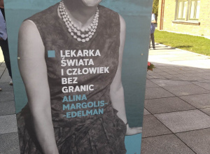 Uczniowie klas 7 i 8 na otwarciu wystawy plenerowej pt. „Lekarka świata i człowiek bez granic. Alina Margolis- Edelman”