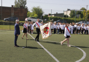 Pamiątkowe zdjęcie uczniów podczas uroczystości zakończenia roku szkolnego.